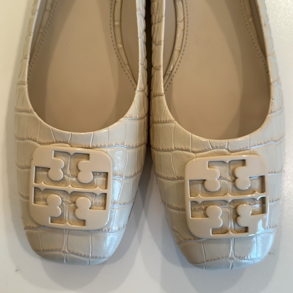 New Tory Burch Cream Croc-Embossed Ballet Flats. 8.5 M. - Picture 2 of 8